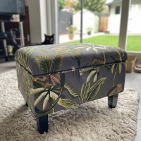 Spot the mysterious character in the background thinking just how amazing our storage ottoman looks 🐈‍⬛⁠
⁠
- British Handmade 🇬🇧⁠
- 30 Years + Experience ⭐⁠
⁠
#ottoman #stool #botanical #furniture #furnituredesign #homedecor #homeinspo #handmade #interiordesign #furnituremaker #bespokefurniture #luxuryfurniture #Beaumont #BeaumontBPT #upholstery #fabric #interior #sofa #daybed