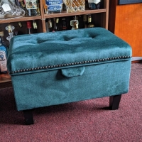 Our storage ottomans can be customised with a buttoned lid and -hand-studded detail 🔨⁠
⁠
- British Handmade 🇬🇧⁠
- 30 Years + Experience ⭐⁠
⁠
#chaise #chaiselongue #chaiselounge #furniture #furnituredesign #homedecor #homeinspo #handmade #interiordesign #furnituremaker #bespokefurniture #luxuryfurniture #Beaumont #BeaumontBPT #upholstery #fabric #interior #sofa #daybed